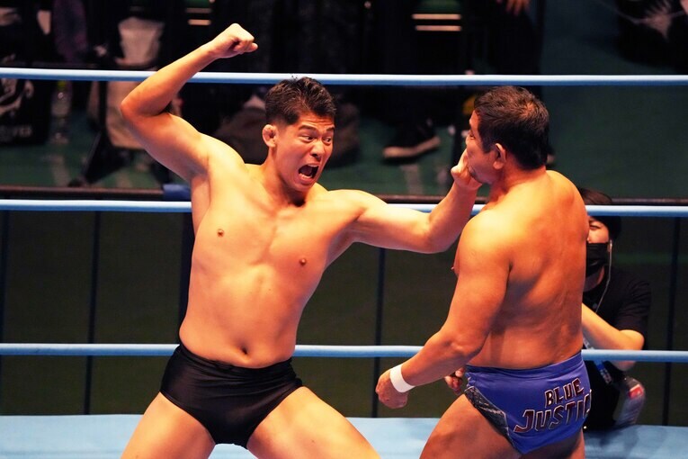 永田裕志に殴りかかる安齊勇馬