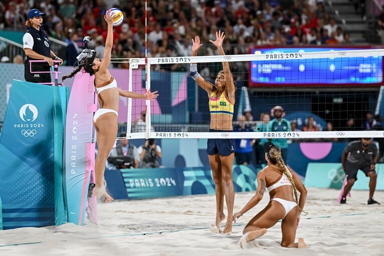 パリ五輪決勝のブラジルvsカナダ戦では、ビキニとショートパンツの選手が対戦した　©Getty Images