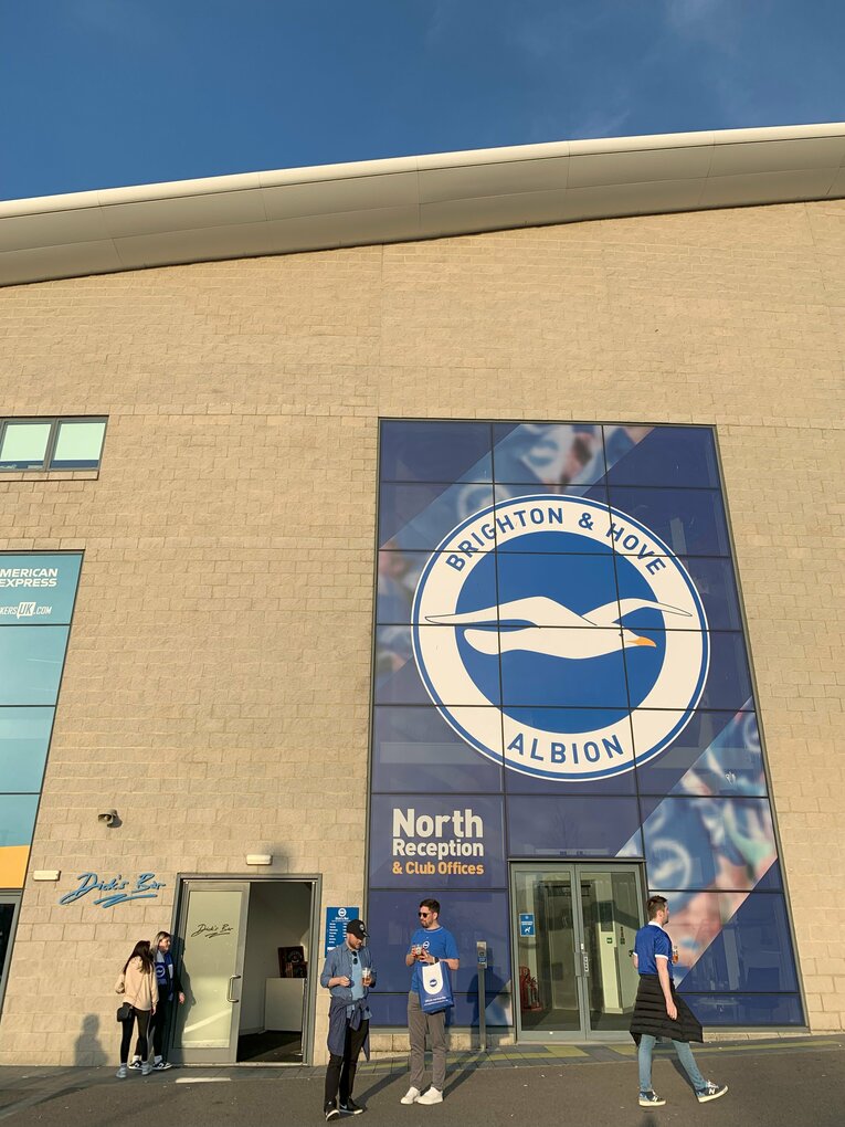 三笘薫所属のブライトン。ホームタウンはステキなサッカーとビーチがある街だった（スワイプすると三笘の愛されぶりフォトなどもご覧になれます）©Yoichi Igawa　