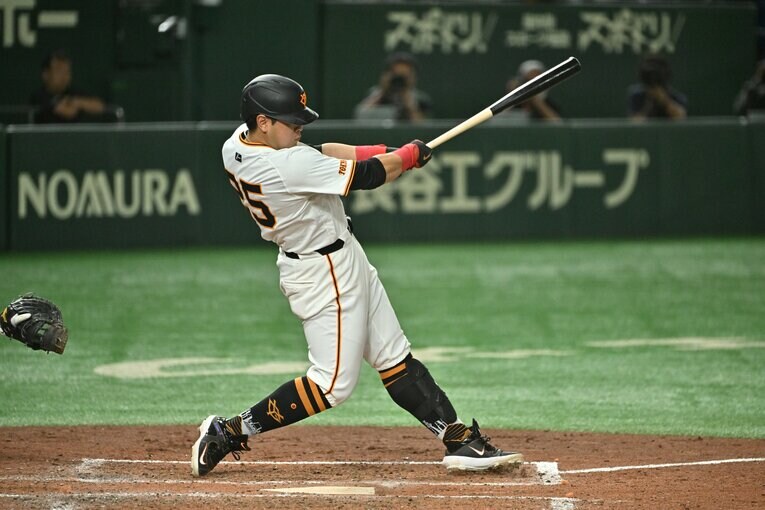 岡本はさらに魅力的な選手になれ、と中畑氏はゲキを飛ばした　©Hideki Sugiyama