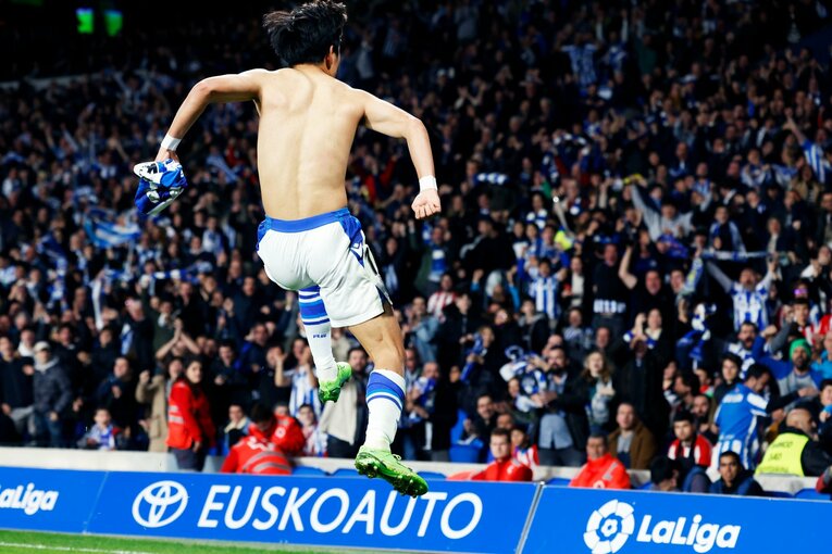 「“クボの疑惑PK”を写真で見ると」「日本代表ユニの少年も」ダービー熱狂のゴラッソ…映像で伝わりきらない“MVP久保建英”の英雄ぶり(7)