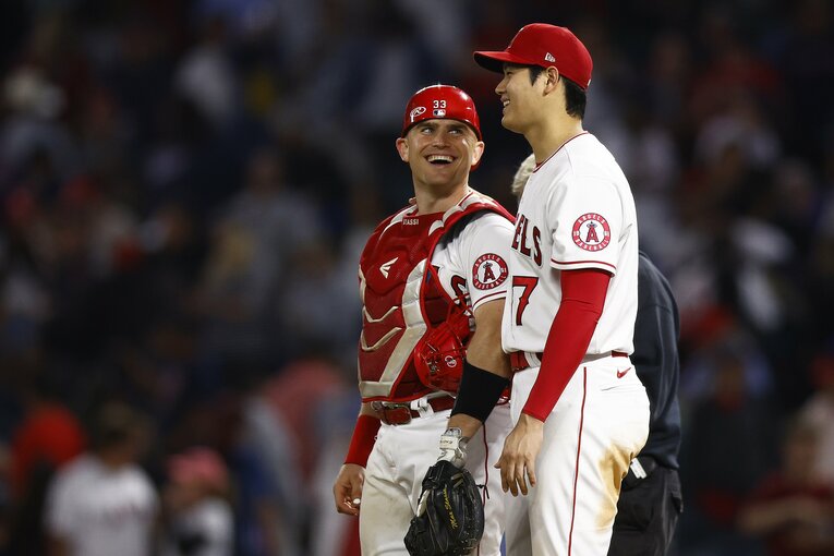 大谷に笑顔で声をかけるスタッシ。味方捕手も大谷の投球を賞賛している　©Getty Images
