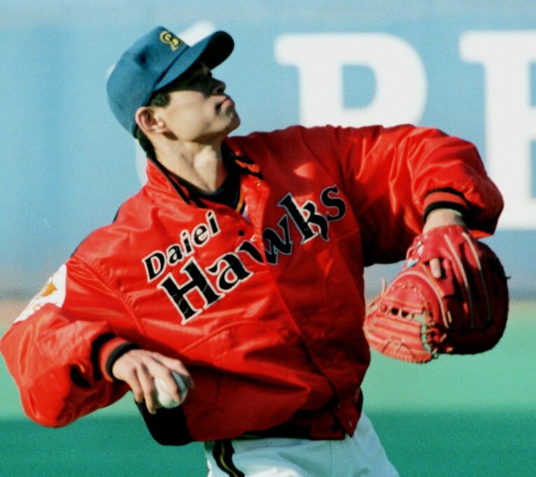 1995年の日韓親善野球、ゲーム途中で交代し、ベンチに引っ込んだオリックスのイチローが、ダイエー・小久保裕紀のウインドブレーカーを着て練習。スタンドを沸かせた　©KYODO