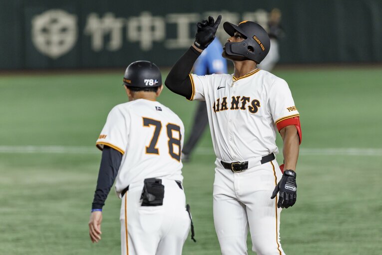 ヒットを放ち一塁ベース上で天を指すポーズのヘルナンデス　©︎Kiichi Matsumoto