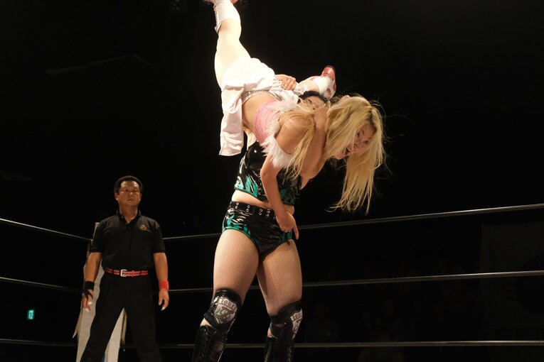 「圧倒される肉体美」を目指す新人女子プロレスラー…コンテストにも出場するZONESが語る“理想像”「実は体重が10kg減ったんです」(16)