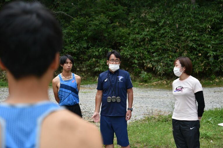帝京大学駅伝部、ナゾの“はっぴ組”とは？ 「布団の上げ下ろし、食事の配膳もする」“バイト”ランナー(11) ／ photograph by Satoshi Wada