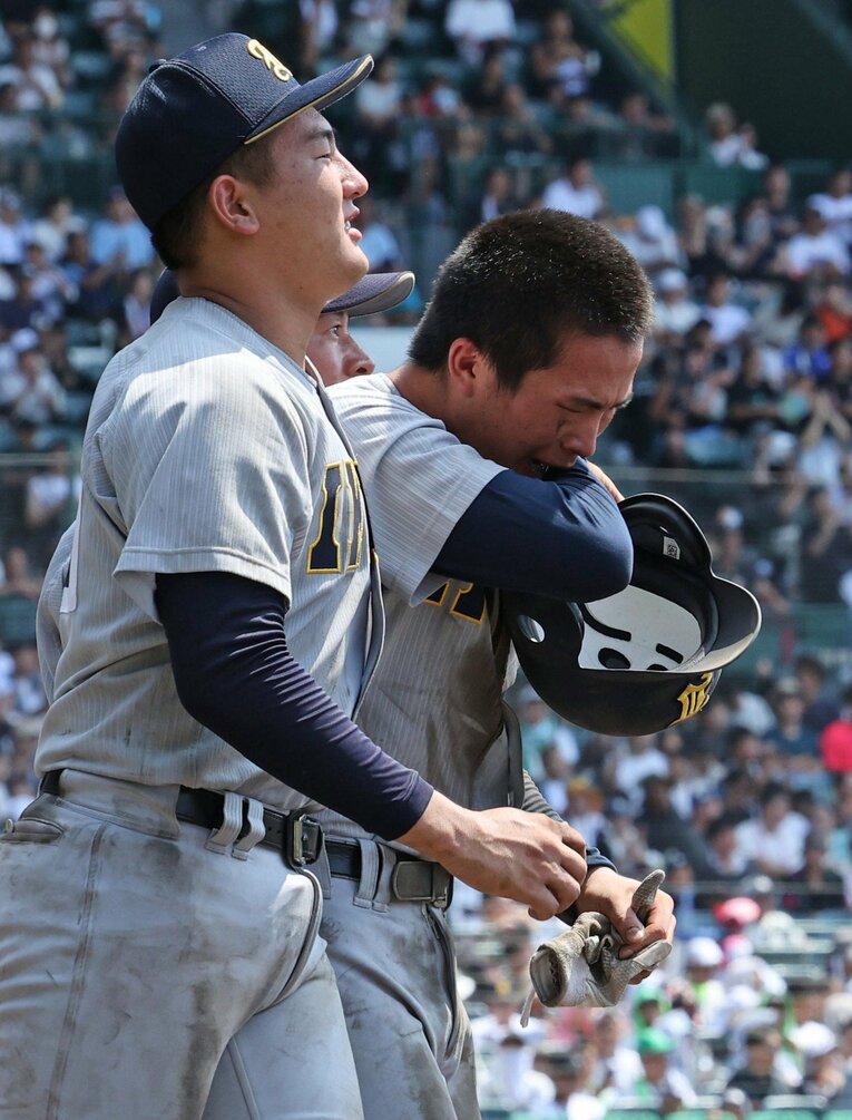 涙、涙の吉川陽大。仲間に支えられる　©JIJI PRESS