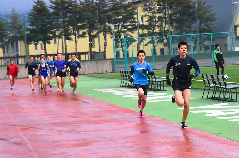 青森山田高校で練習に励む、当時の田澤　※学校提供