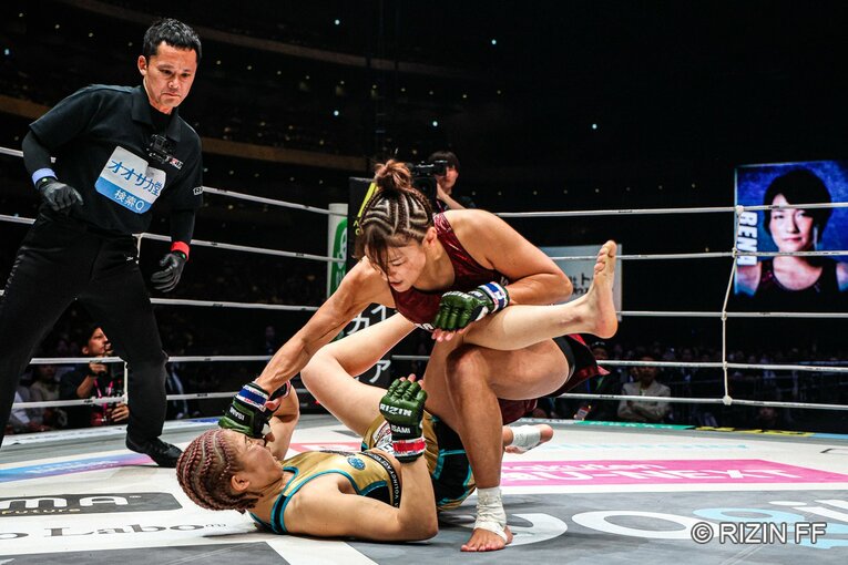 ダウンした伊澤に追撃を試みるRENA　©RIZIN FF