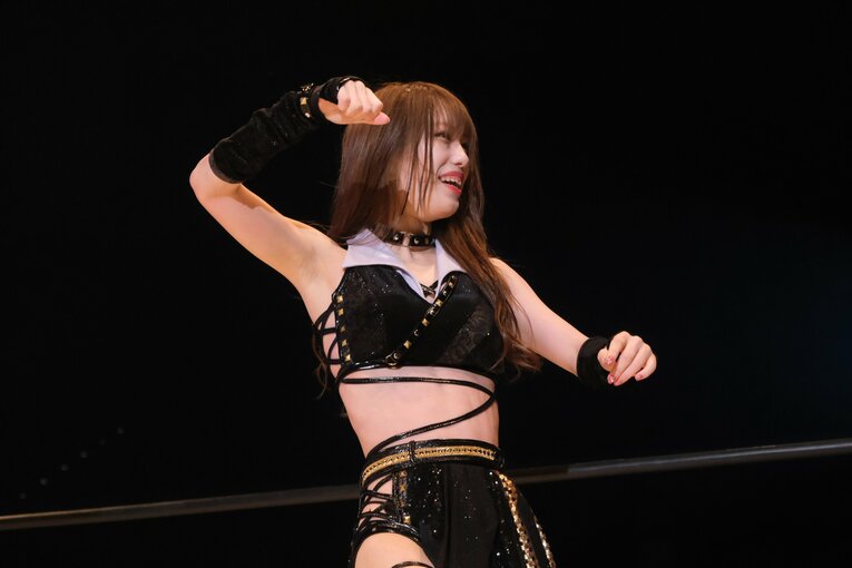 起死回生を決め、観客の歓声に応える鹿島　©Norihiro Hashimoto