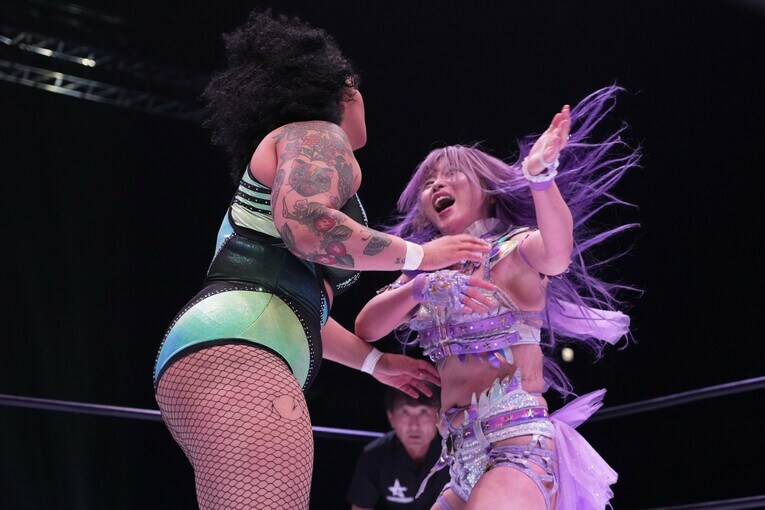 ウィローに全力で張り手を繰り出すたむ　©Essei Hara