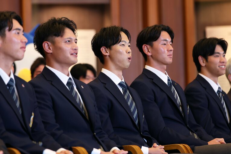 日ハムからドラフト1位指名された瞬間。驚く明治大・大川慈英（中央）　©Sankei Shimbun