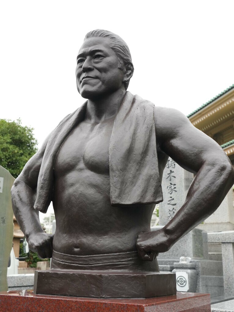 猪木像そのものの高さは110センチ