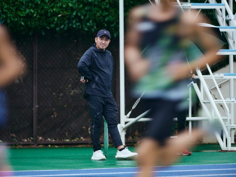 練習を見守る保科コーチ　©Yuki Suenaga