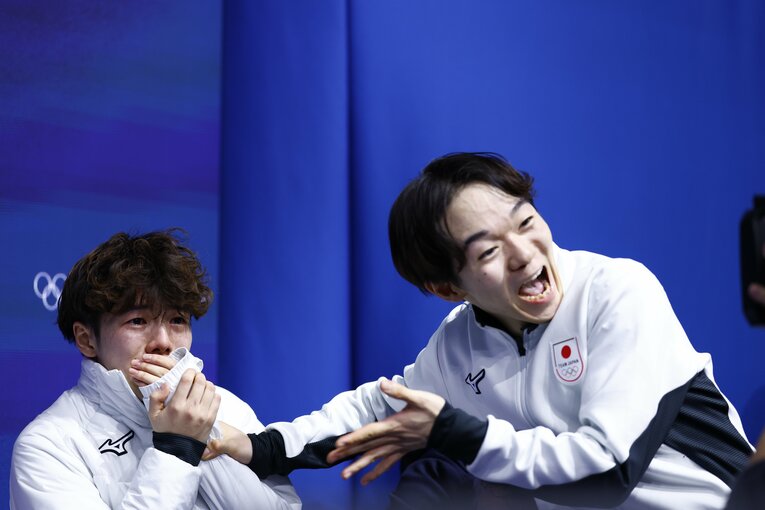 銅メダルを知って泣き崩れる佐藤を陽キャな笑顔で称える鍵山！【スワイプするとそのほかの写真もご覧になれます】　©Sunao Noto / JMPA