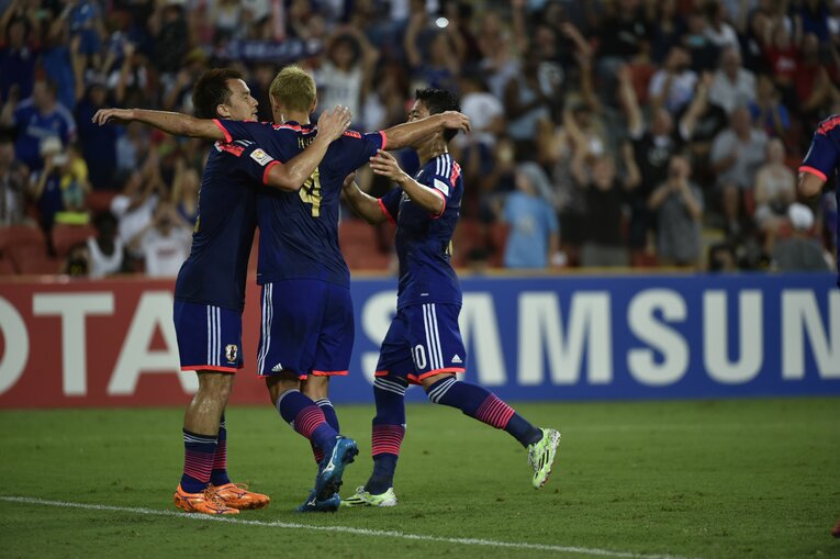 本田圭佑、香川真司と喜び合う岡崎慎司（2015年）©Takuya Sugiyama