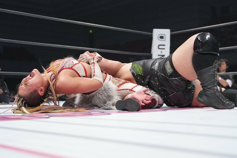 ジュリアは「ビアンカ」で優宇に勝利。STRONG女子王座を防衛した