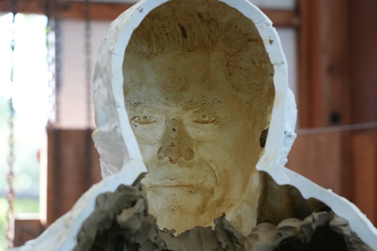 うっすらと粘土色に染まった顔は、角度によって表情を変える