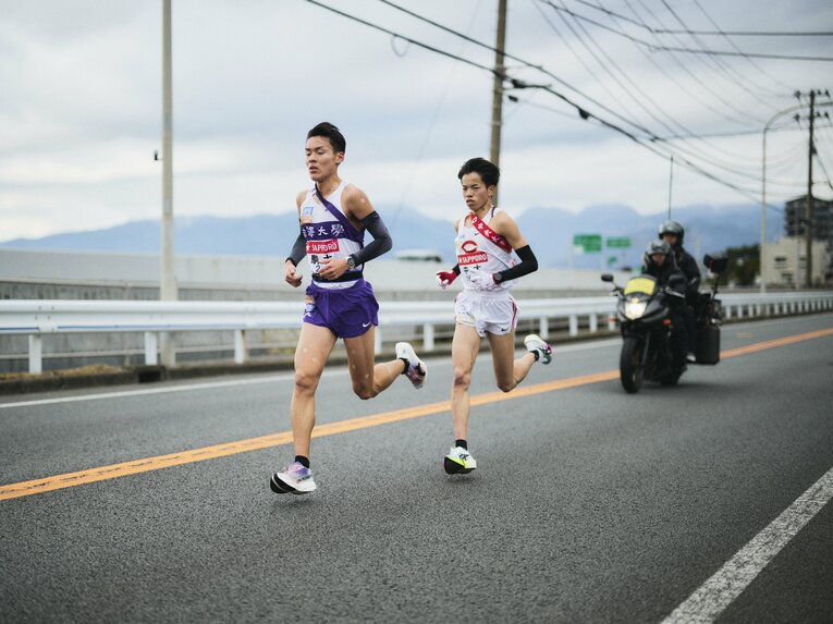 序盤は並走するシーンもあった高校の後輩でもある中大の岡田開成もすぐに突き放した　©Yuki Suenaga