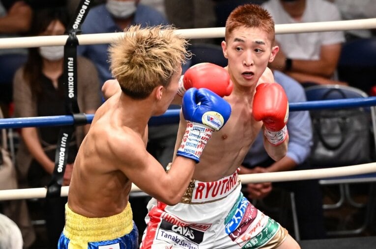 7月8日の日本ユース・スーパー・フライ級王座決定8回戦にて実現した中垣龍汰朗（右）vs.花田歩夢。結果は両者譲らずドロー ／ photograph by Hiroaki Yamaguchi