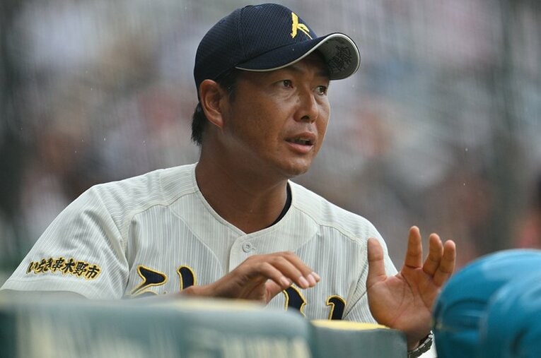 大社に勝利し、夏の甲子園ベスト4進出を果たした神村学園。41歳の小田大介監督　©Hideki Sugiyama