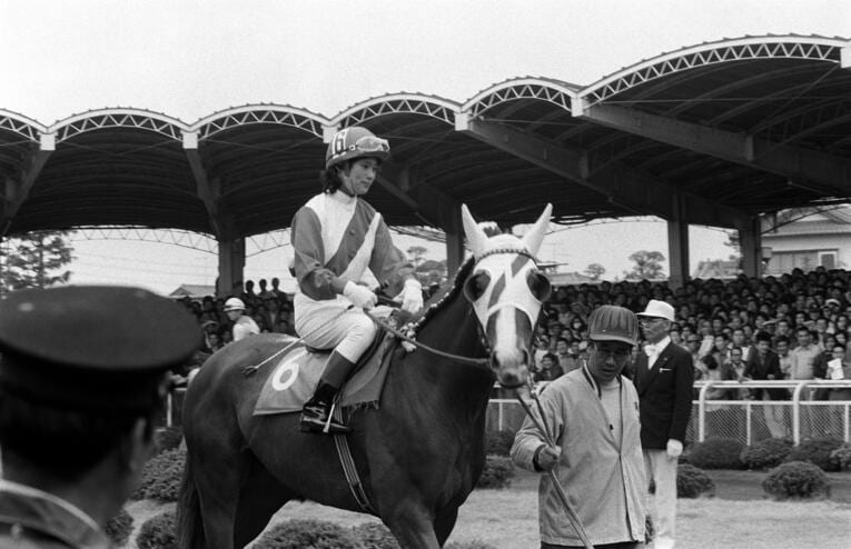 デビューした日には浦和競馬場に溢れんばかりの多くの観客が来場。本人は過度な注目を負担に感じていた　©JIJI PRESS