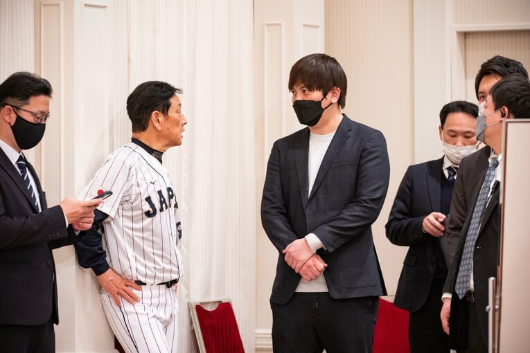 舞台袖の光景。水原一平通訳の姿も　©Nanae Suzuki