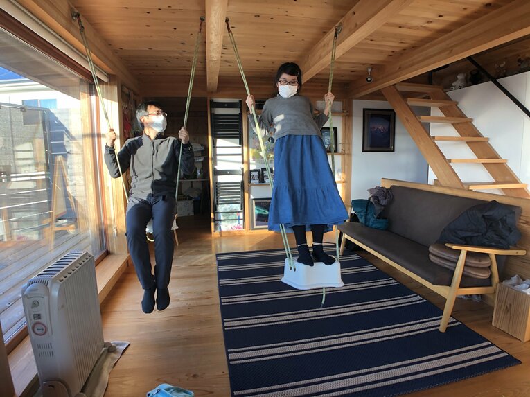 次女の透子（とうこ）ちゃんと。オーロラの光をイメージして命名したという。長女は蒼子（そうこ）ちゃんで氷河の色をイメージした　©Kei Nakamura