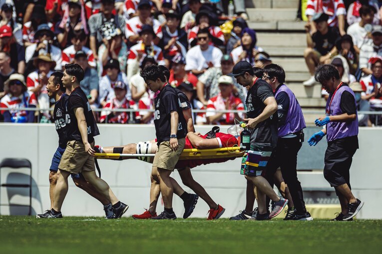 開始早々、ウェールズ代表のベン・カーターが担架で運ばれた　©︎Kiichi Matsumoto