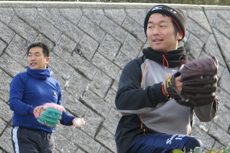 2010年、合同自主トレを行なった山本昌と石川雅規 ／ photograph by SANKEI SHIMBUN