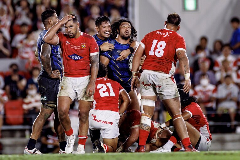 ジャッカルでピンチを阻止した堀江翔太を讃える姫野和樹（1／3枚）