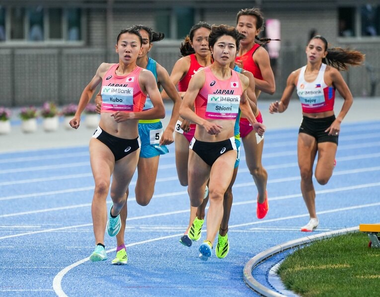 決勝は先輩の塩見が序盤を引っ張った　©︎Satoshi Wada