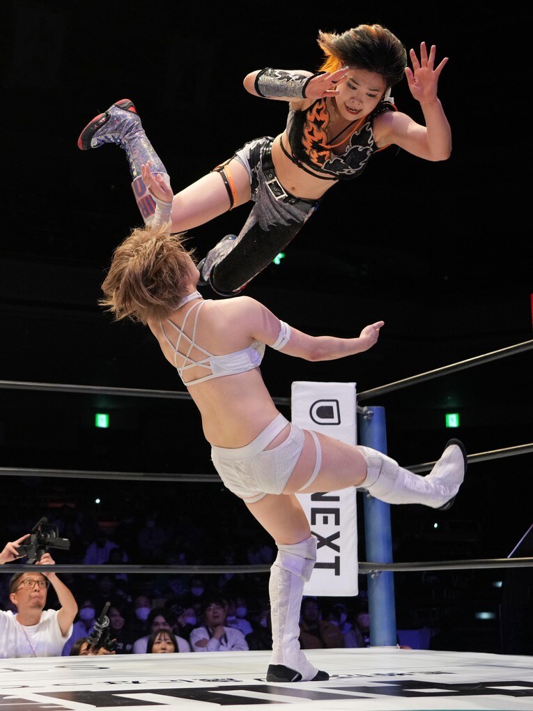 MIRAIのダイビング・クロスボディ　©Essei Hara