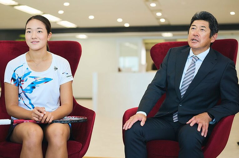 インタビューに応じた石井琢朗と次女でプロテニスプレーヤーのさやか。さやかが海外遠征、父・琢朗は各地に遠征と離れ離れの家族にあって母のサポートが大きかったという ／ photograph by Yuki Suenaga