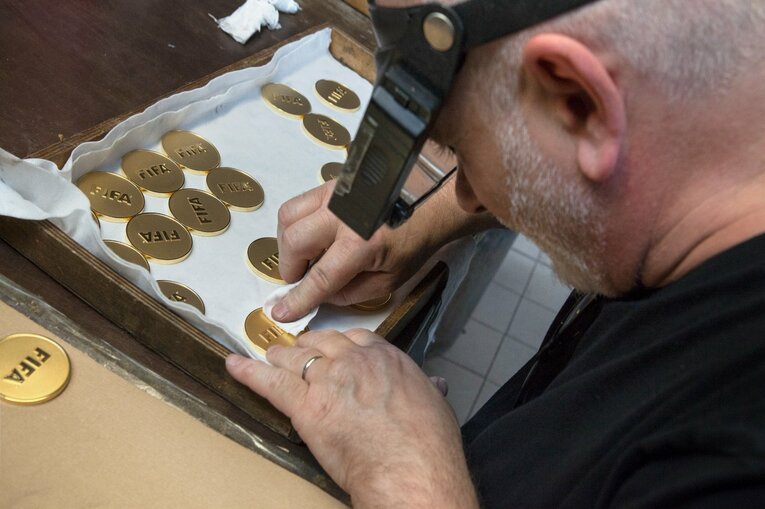 メダルの製造工程　©Paolo Vezzoli