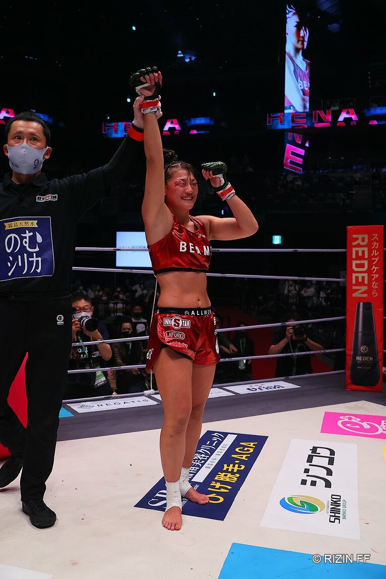 美憂の打撃で顔面から出血しながらも勝利を収めたRENA　©RIZIN FF