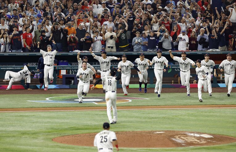 WBC優勝の瞬間、ベンチを飛び出す侍ジャパンの選手たち　©︎KYODO　※写真は右に続きます