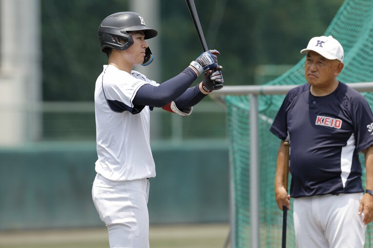 堀井哲也監督の指導を受ける清原正吾（今夏撮影） ©Shigeki Yamamoto
