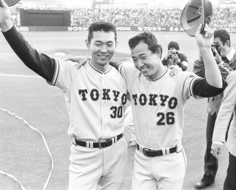 1981年、巨人8年ぶりの日本一で喜ぶ西本と江川。この年、西本は18勝を挙げ、沢村賞を受賞　©JIJI PRESS