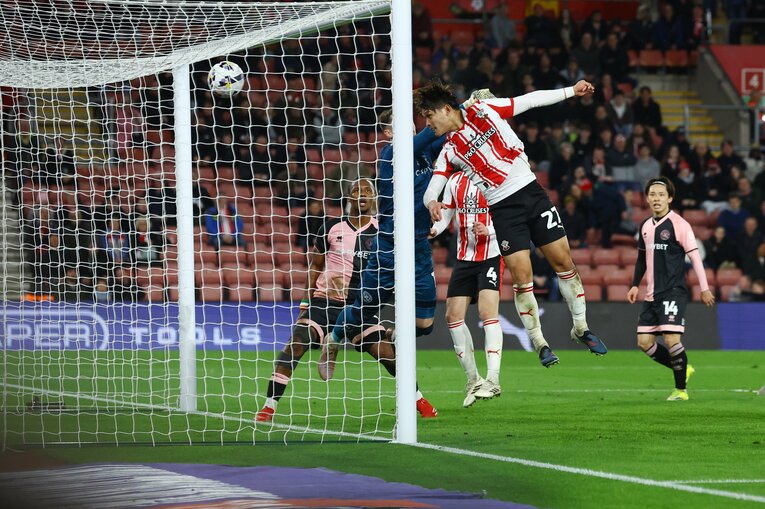 QPR戦でのバックヘッド弾　©Getty Images