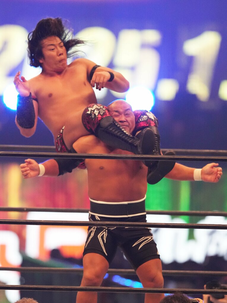 フランケンシュタイナーで石井智宏に巻きつく竹下幸之介　©Essei Hara