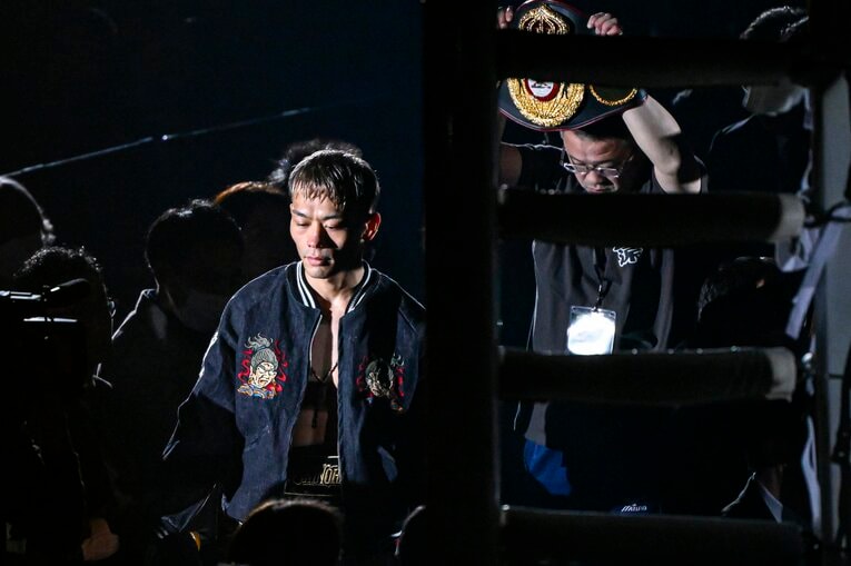 堤聖也の入場シーン。12月17日、両国国技館　©Takuya Sugiyama