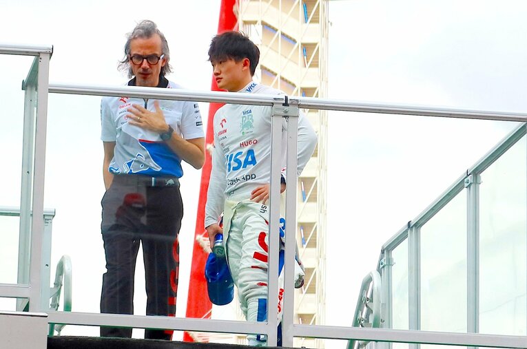 昨年のアメリカGPで角田と二人きりで話し込む、当時レーシングブルズ代表のローラン・メキース ／ photograph by Masahiro Owari