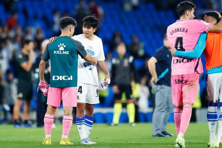 「KUBOコール」や「武房、シャツくれませんか」日本語メッセージの少年、猛プレスに感謝のハグ…“久保建英リーガ100戦目の進化”を撮った(56)