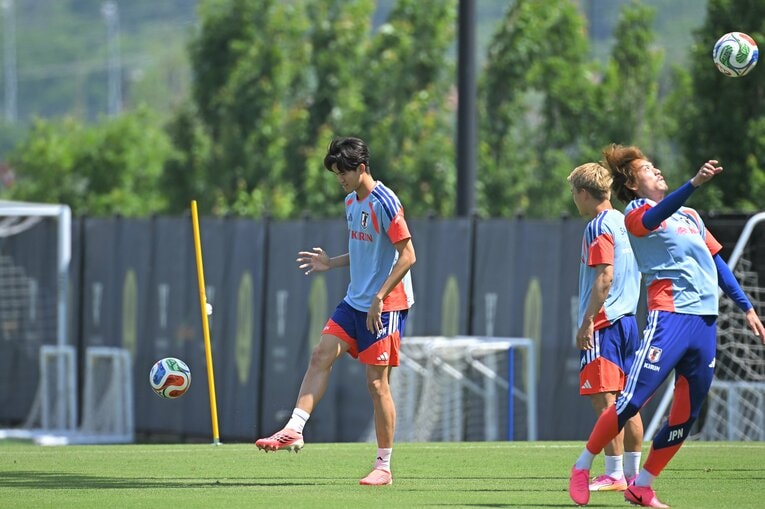 板倉が新キャプテンに就任した6月11日の練習。21歳の後藤啓介に話しかける堂安　©JMPA
