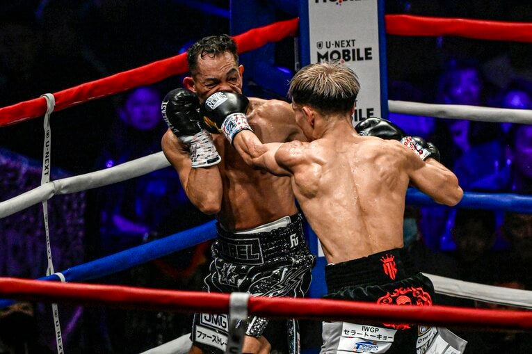堤聖也vs.ノニト・ドネア。12月17日、両国国技館　©Takuya Sugiyama