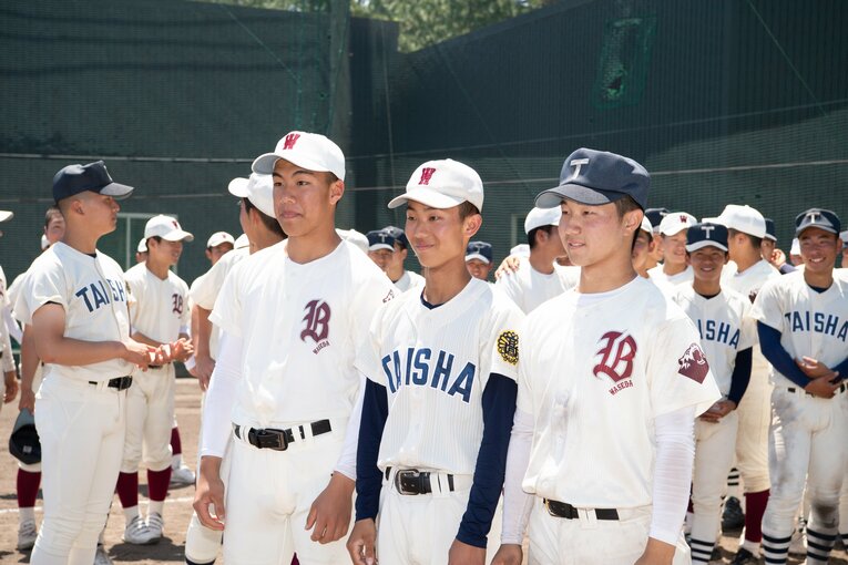 【2年ぶりの再戦】帽子を交換して記念撮影　©Kota Inoue