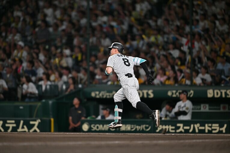 【連続写真】サトテルの見事な一発！　©Hideki Sugiyama