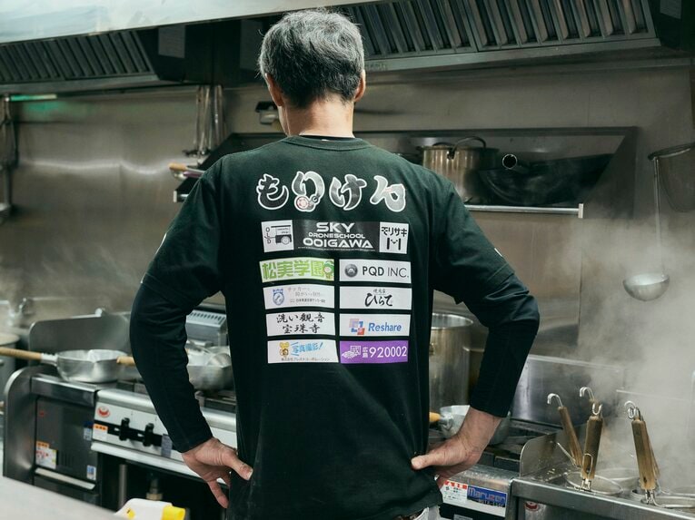 盛田さんが着用する“ユニフォーム”には、協賛企業がズラリ　©︎Yuki Suenaga