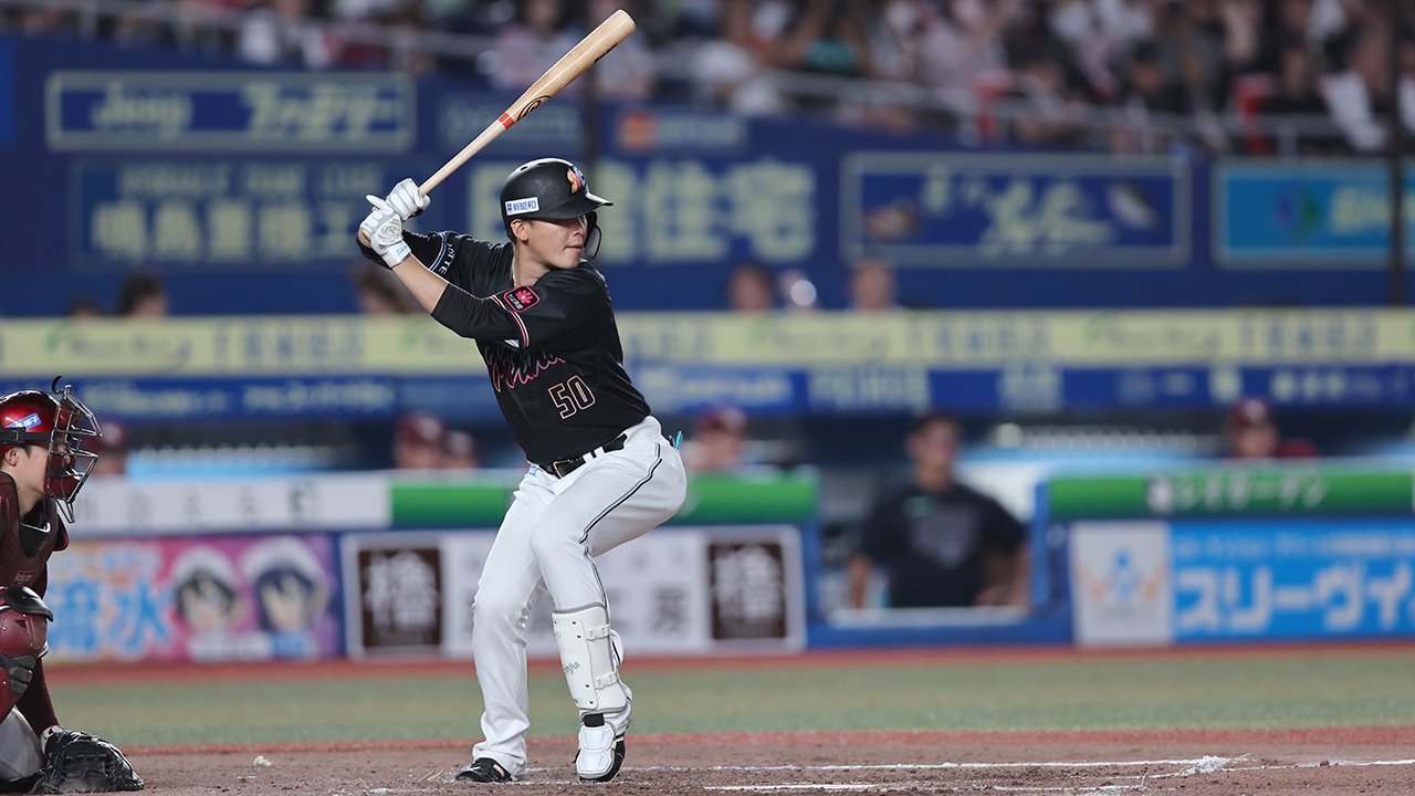 3球団目のユニフォームを纏い、悲願のVへ、使者となるべくバットを振る ©︎Chiba Lotte Marines